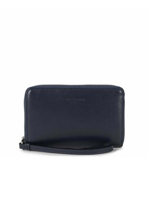 Portefeuille en cuir bleu marine avec fermeture à glissière et bracelet. Texture lisse, accents de couture subtils et détail de logo embossé à l'avant.