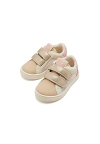 Sneaker color tan e rosa pallido con lati in rete, due cinturini in velcro metallici e suole in gomma bianca testurizzata. Design a punta arrotondata.