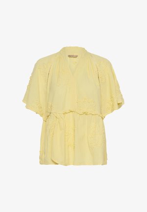 Blouse jaune à manches courtes avec col à volants, broderie florale, et design en tissu ample et superposé.