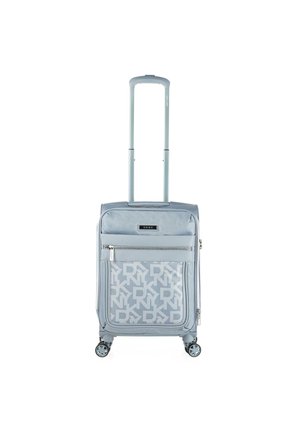 Maleta rodante gris con una textura exterior suave, que presenta un gran bolsillo frontal monogramado, cuatro ruedas y un mango ajustable.