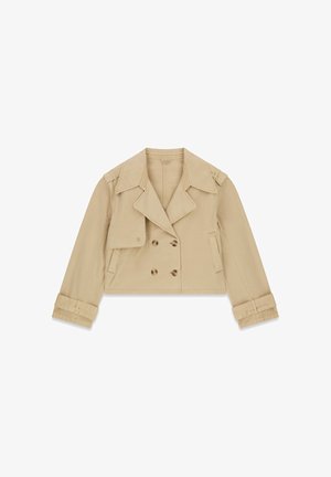 Trench coat corto beige doppiopetto con ampi revers, chiusura frontale con bottoni, dettaglio con patta su un lato, tasche laterali e polsini arricciati.