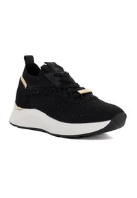 Baskets de sport noires avec une tige en maille texturée, des accents en suède contrastés, des éléments en métal doré et une semelle intermédiaire blanche. Équipées d'une languette pour un enfilage facile.