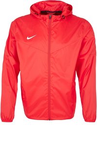 Chaqueta ligera roja con capucha, puños elásticos y cierre de cremallera. Presenta un logo blanco en la parte superior del lado izquierdo del pecho y una textura suave.