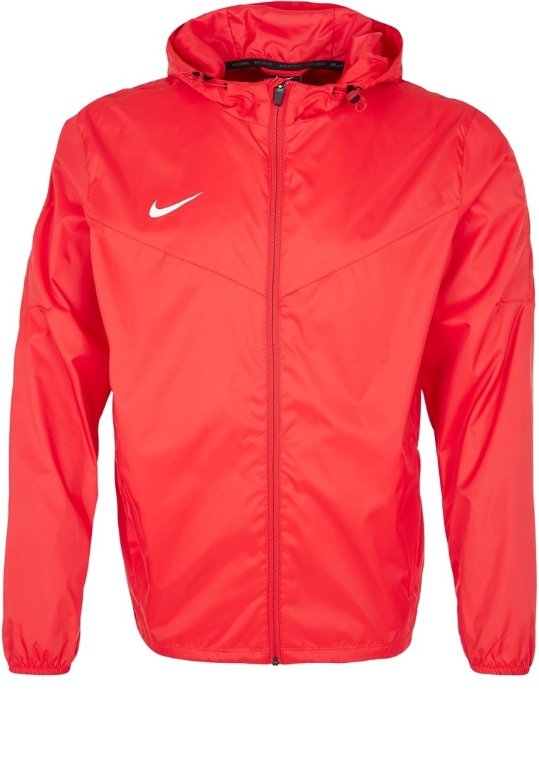 Chaqueta ligera roja con capucha, puños elásticos y cierre de cremallera. Presenta un logo blanco en la parte superior del lado izquierdo del pecho y una textura suave.