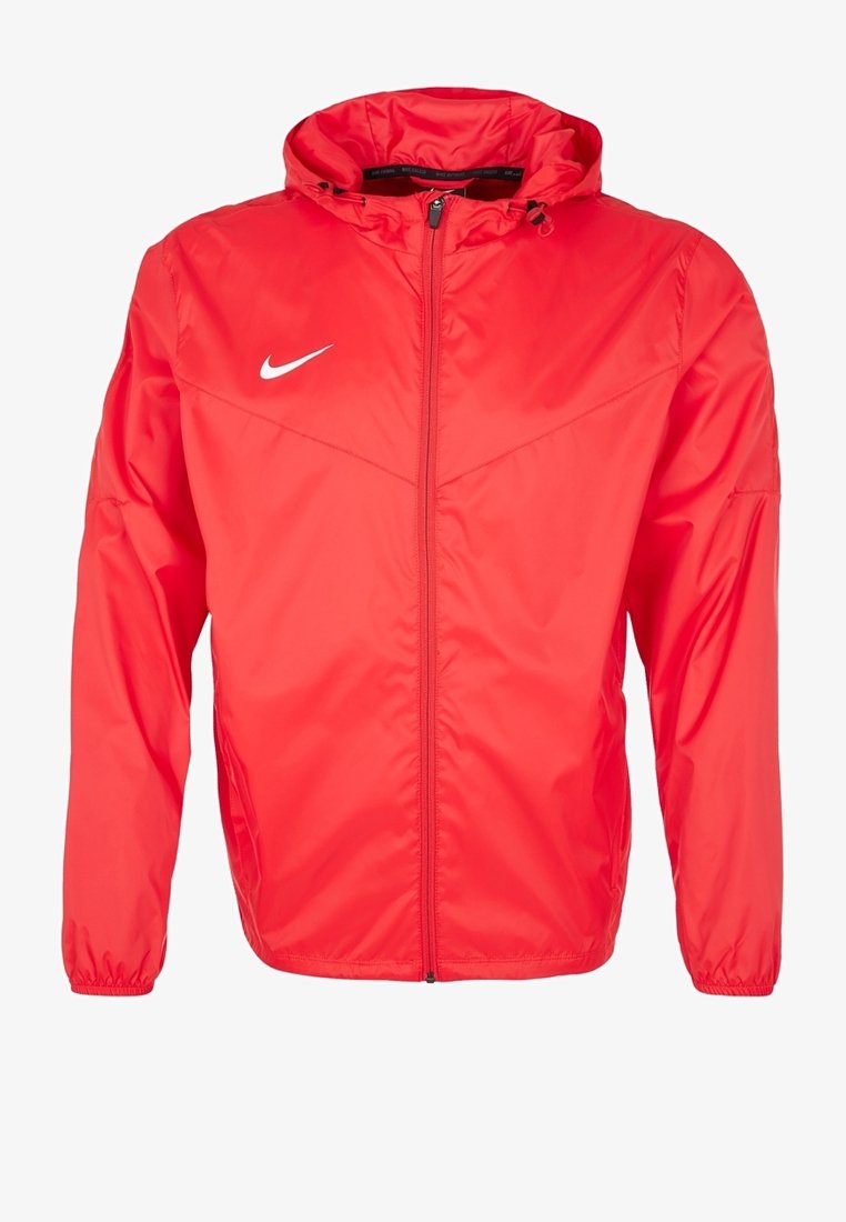 Chaqueta ligera roja con capucha, puños elásticos y cierre de cremallera. Presenta un logo blanco en la parte superior del lado izquierdo del pecho y una textura suave.