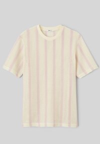 T-shirt à manches courtes en maille crème avec des rayures verticales rose pâle, col rond, et texture en maille respirante.