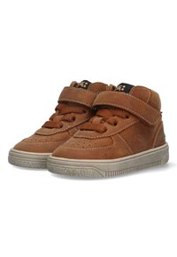 Baskets montantes en cuir marron avec une sangle Velcro et des lacets. Dotées d'un bout perforé, d'un côté texturé et d'une semelle en caoutchouc de couleur claire.