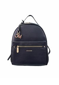 Zaino in pelle nera a forma arrotondata, con tasca frontale con zip, accessori in tono oro e un ciondolo con le iniziali "MC." Texture liscia.