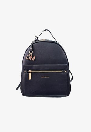 Zaino in pelle nera a forma arrotondata, con tasca frontale con zip, accessori in tono oro e un ciondolo con le iniziali "MC." Texture liscia.