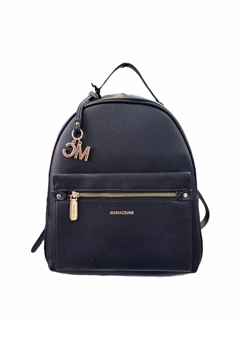 Zaino in pelle nera a forma arrotondata, con tasca frontale con zip, accessori in tono oro e un ciondolo con le iniziali "MC." Texture liscia.