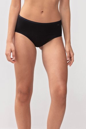 Czarne majtki o wysokim stanie wykonane z miękkiego materiału. Posiadają gładką teksturę i elastyczny pasek w talii, zaprojektowane z myślą o komforcie i dopasowaniu.