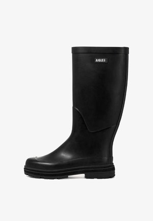 Botte de pluie en caoutchouc noir avec une finition lisse, un talon bas et un bout arrondi. Présente un logo sur l'arbre et un haut légèrement courbé.