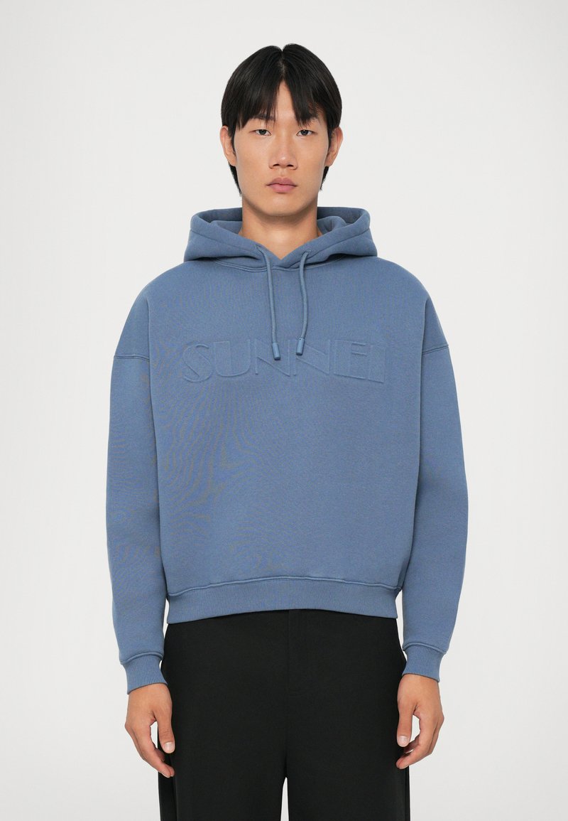 Felpa blu con tasca a marsupio, dotata di logo impresso sul davanti, cappuccio con cordoncino e polsini e vita a costine.