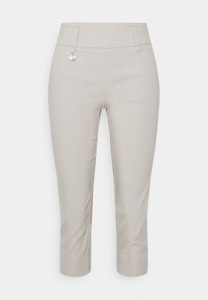 Pantalon court beige clair avec passants pour ceinture, poches avant, petit détail bouton argenté et coupe ajustée.