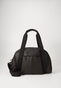 Sort duffelbag lavet af glat stof. Har to robuste håndtag og en aftagelig skulderrem. Logo prægede på frontlommen.