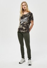 Desires DELOLA GARMENT DYE MIDWAIST - Traperice uskog kroja - beluga green