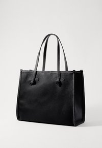 Borsa tote in pelle nera con finitura testurizzata, doppi manici e rifiniture cucite. Forma strutturata con un interno spazioso.