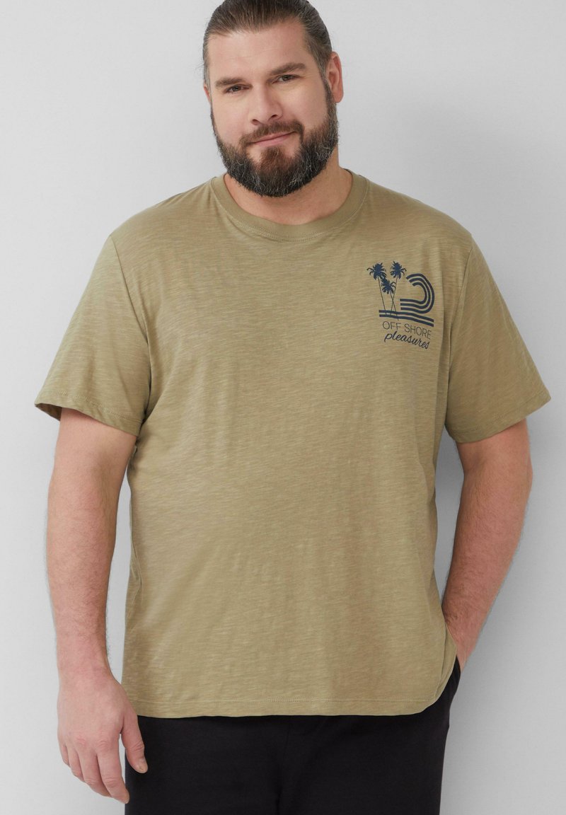 Olijfgroen t-shirt met korte mouwen, gemaakt van zachte, gestructureerde stof. Heeft een kleine marineblauwe graphic met palmbomen en tekst op de linkerborst.
