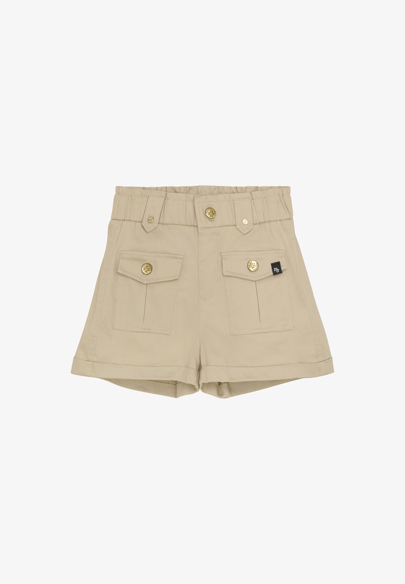 Beiga shorts i bomullsmaterial med två framfickor med knappstängningar, en bred midja med guldfärgad knappar och uppvikt nederkant.