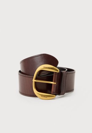 Ceinture en cuir marron foncé avec une grande boucle en or gravée des mots "WEEKEND" et "MaxMara", enroulée sur un fond blanc.