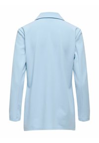 Gaiši zils žakete ar izgrieztu atloku, gariem piedurknēm un gludu tekstūru, ar piegriezumu un bez redzamām aizdares vietām vai rotājumiem.