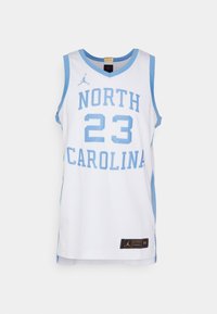 Maillot de basketball blanc avec des accents bleu clair, « NORTH CAROLINA » en lettres majuscules et le numéro « 23 ». Logo Jordan près du col.