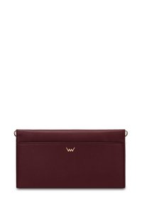 Bordo kožená listovní taška se hladkým povrchem, obdélníkovým tvarem a zlatým logo akcentem. Má štíhlý profil a klopové uzavření.