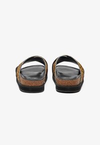 Sandalias con suela de corcho y correas de cuero negro con un patrón tejida. Diseño de espalda abierta, textura suave y suela exterior de goma negra duradera.
