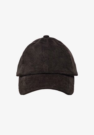 Donkerbruine corduroy pet met een gebogen klep en verticale ribbeltextuur. Het ontwerp heeft een bovenste knoop en een gestructureerd voorkantpaneel.