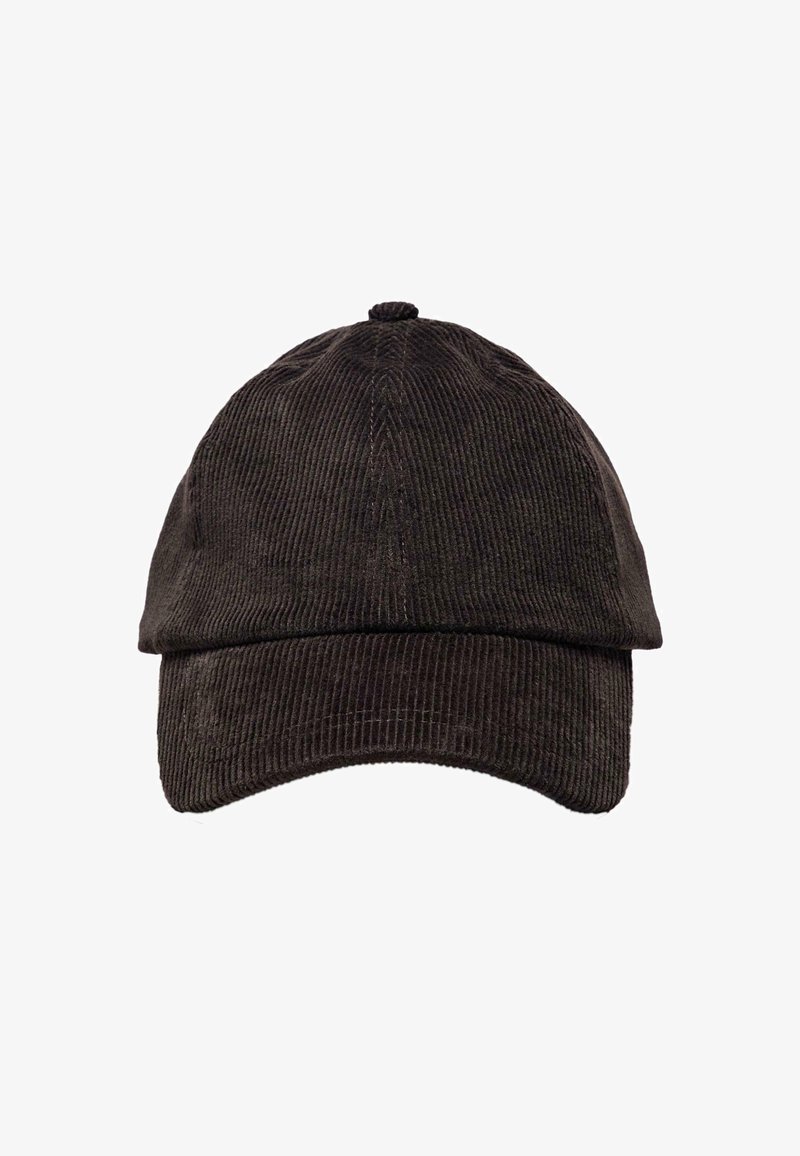 Donkerbruine corduroy pet met een gebogen klep en verticale ribbeltextuur. Het ontwerp heeft een bovenste knoop en een gestructureerd voorkantpaneel.