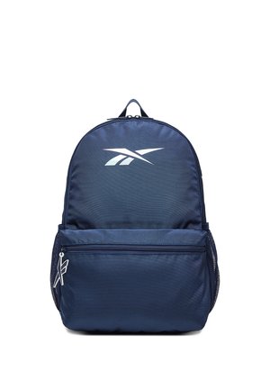 Granatowy plecak z przednią kieszenią na suwak, siateczkowymi bocznymi kieszeniami oraz białym logo Reebok na górnej przedniej części.