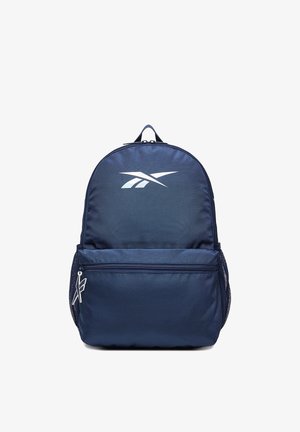Granatowy plecak z przednią kieszenią na suwak, siateczkowymi bocznymi kieszeniami oraz białym logo Reebok na górnej przedniej części.