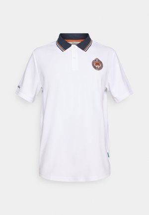 Polo bianca con colletto blu navy, caratterizzata da righe arancioni e blu navy e un logo ricamato sul petto. Maniche corte. Materiale in cotone.