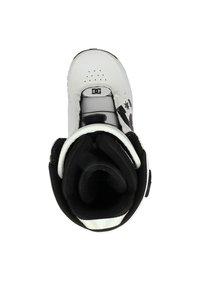 Weißer Snowboardstiefel mit schwarzen Akzenten, runder Zehenpartie, gepolstertem Innenraum, Schnürsystem und Logodetail an der Seite. Strukturierte Sohle.