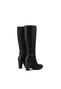 Stivali alti neri in pelle con un design elegante, caratterizzati da un tacco largo e squadrato e una fibbia decorativa a metà polpaccio. Texture liscia con un leggero lucido.