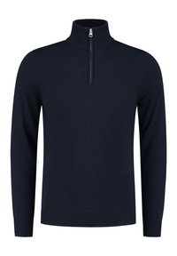 Marineblauwe trui met hoge kraag en ritssluiting tot halverwege. Zacht materiaal, ribgebreide manchetten en zoom, slim fit. Eenvoudig ontwerp zonder patronen.