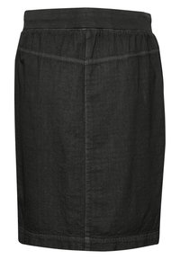 Zwarte linnen rok met een elastische tailleband, met een eenvoudig ontwerp, rechte snit en zichtbaar stiksel langs de naden.