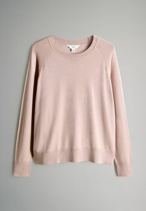 Lyserød pullover sweater med rund halsudskæring, ribbede manchetter og kant, samt en blød striktekstur. Har raglanærmer for en afslappet pasform.