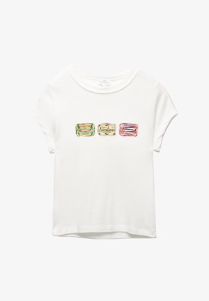 Fehér pamut póló, amelyen három színes, illusztrált vintage hal konzerv címke található az elején. Rövid ujjú és kerek nyakú.