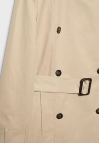 Beiger Trenchcoat mit schwarzen Knöpfen, passendem Gürtel und rechteckiger Schnalle, zeigt Details des oberen Rumpfes und des Ärmels.