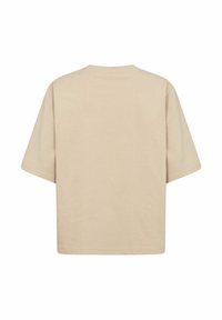 Beige bomulds t-shirt med korte ærmer, rund hals og en afslappet pasform. Glat tekstur og enkelt design uden mønstre eller grafik.