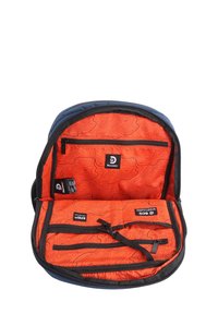 Mochila con un exterior azul marino y un interior naranja brillante. Cuenta con bolsillos con cremallera y un patrón texturizado en el forro, hecha de un tejido duradero.