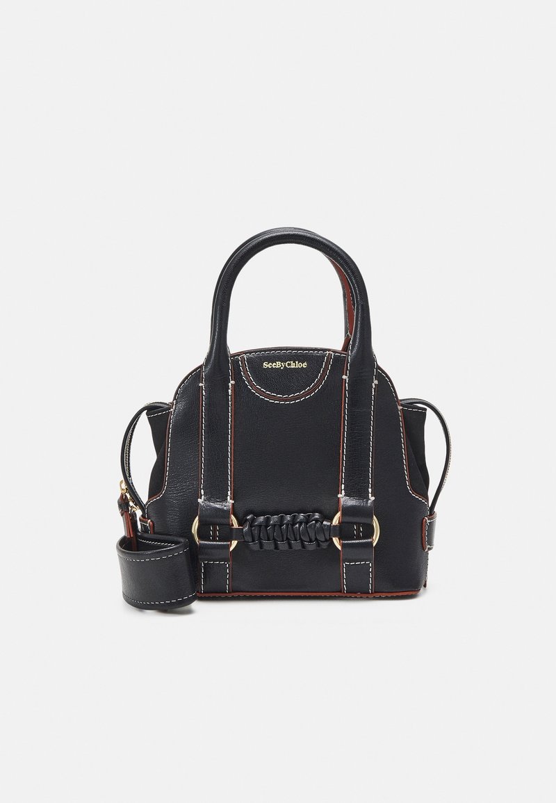 Sac à main en cuir noir avec poignées arrondies, coutures blanches, détail tressé sur le devant, ferrures dorées et bandoulière réglable.