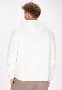 Witte hoodie met een gladde structuur, voorzien van lange mouwen en een capuchon met trekkoord, gezien vanaf de achterkant.