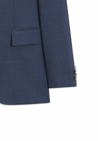 Manche de veste de costume bleu marine avec quatre boutons noirs et une poche à rabat sur fond blanc.