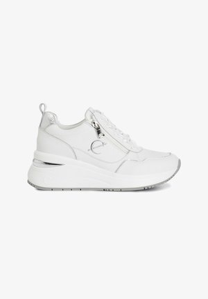 Witte sportieve sneakers met een chunky zool, textuur bovenkant, leer materiaal en een ritssluiting aan de zijkant. Inclusief zilveren accenten.
