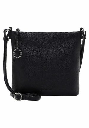 Czarna torebka na ramię z teksturowanej skóry z regulowanym paskiem, srebrnym suwakiem z kółkiem oraz subtelnym wytłoczonym napisem marki "Suri Frey" na dole.