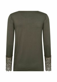 Olivgrön långärmad topp med rund halsringning och texturerade spetsdetaljer vid ärmsluten. Slät tyg med en följsam passform.