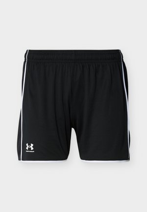 Svarte treningsshorts med hvite sidestriper og Under Armour-logo på venstre ben, med elastisk midjebånd og hvit kant nederst.