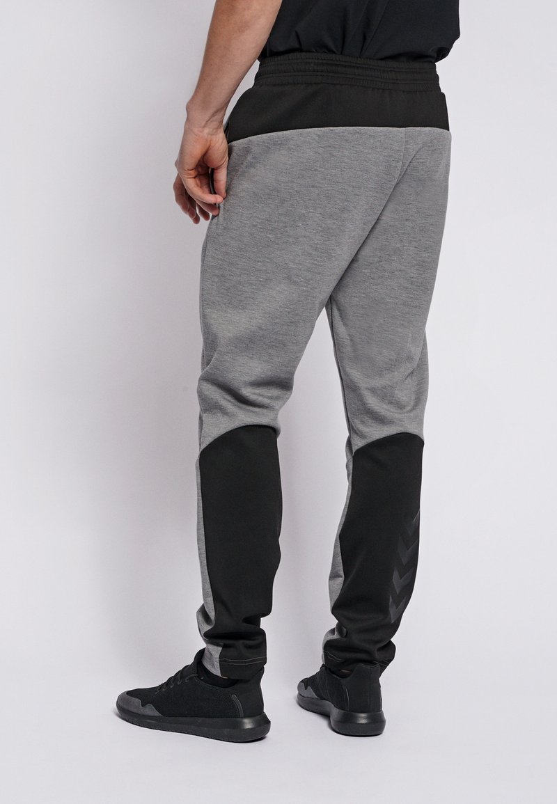 Herren Chinos | Hummel HMLTROPPER Jogginghose grey melange/grau-meliert - EA46323 Herren Chinos | Hummel HMLTROPPER Jogginghose grey melange/grau-meliert - EA46323